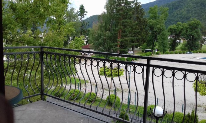 Fojnica Apartment | Oceanfront Apartment with Private Pool and Spa Amenities