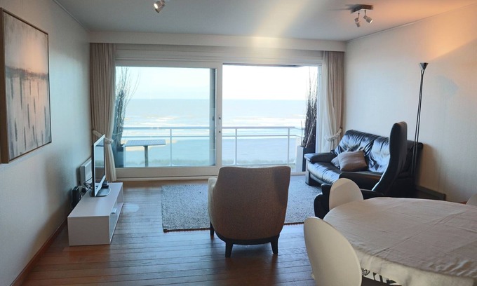Nieuwpoort-aan-Zee Apartment | Scorpio B0404: Oceanfront Retreat with Stunning Views