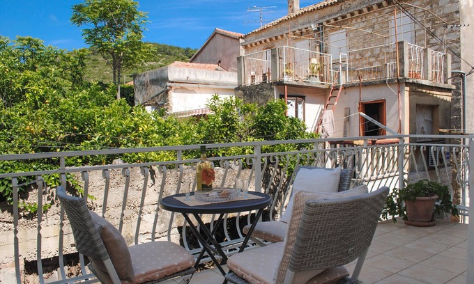 Cove Rogacic Apartment | Pet-Friendly Apartment Nives with Oceanfront Views in Vis
