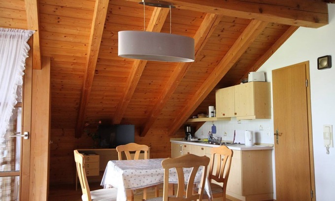 Aufham Apartment | Cozy Apartment with Balcony and Kitchen, Rated 10/10