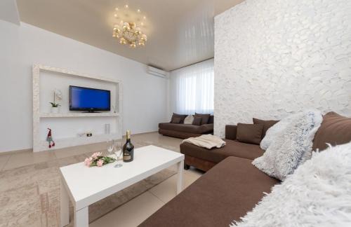 Obolon' Apartment | Stylish Apartments with Jacuzzi on Obolonskaya Embankment
