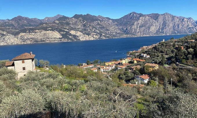 Malcesine Apartment | Olive Grove House: Lake View with Private Terrace & Garden