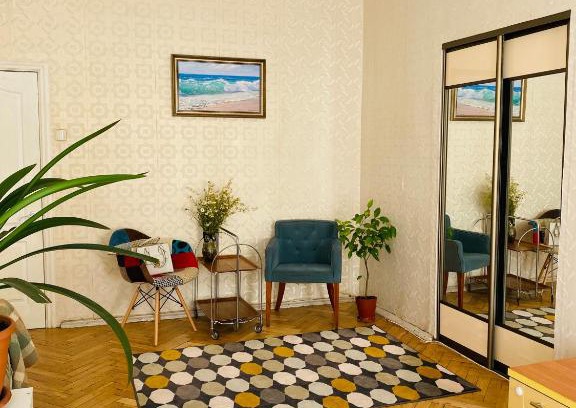 Vladimirskiy Apartment | Comfortable Apartment on Kolomienskaia with Hot Tub & Breakfast