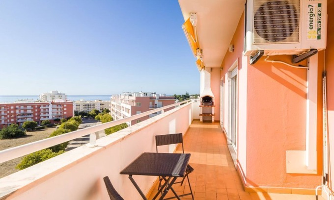 Armacao de Pera Apartment | Seaside Apartment in Armacao de Pera with Pool Access