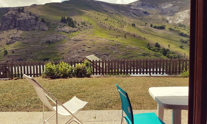 La Grave Apartment | Ground Floor Apartment in Le Chazelet with Glacier View