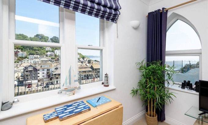 West Looe House | Cozy Harbour Apartment with Breathtaking Ocean Views