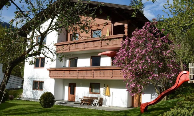 Stumm Apartment | Cozy Apartment with Large Terrace & Garden - Guest Rated 9.4