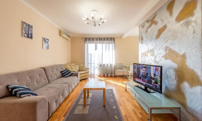Khreshchatyy Yar Apartment | Family-Friendly Apartment on Triokhsviatytelska