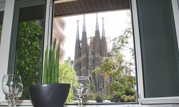 La Sagrada Familia Apartment | Bright Apartment Overlooking Sagrada Familia with Spa Access