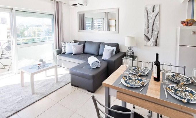 Praia da Rocha Apartment | Oceanfront Retreat: Apartamento Panorama Praia Rocha Capri