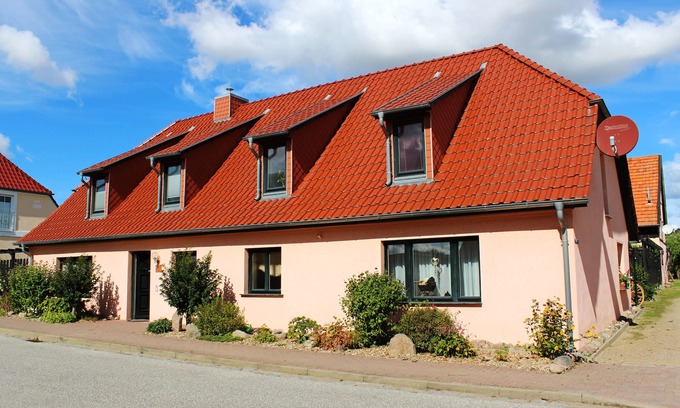 Muritz House | Family-Friendly Apartment Paul with Pool and Ocean Views