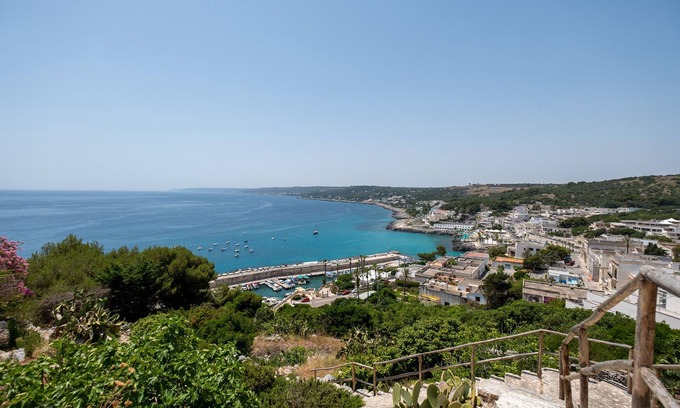 Castro Marina House | Relaxing Apartment 'Piccolo Mondo' with Pool and Sea View