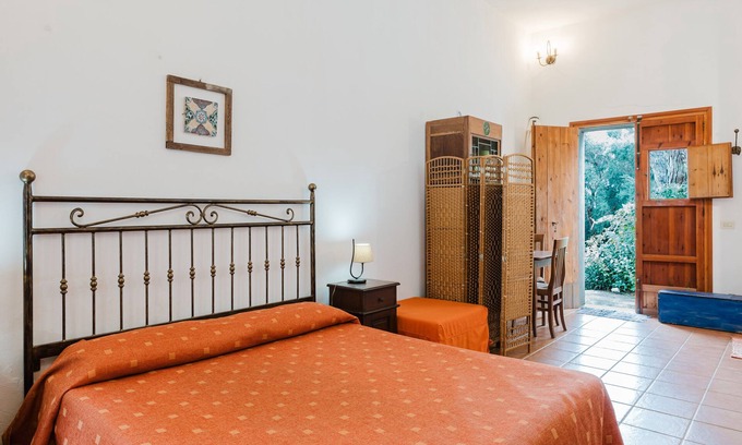 Castelluzzo House | Apartment 'Pino' with Private Garden, Wi-Fi and Air Conditioning