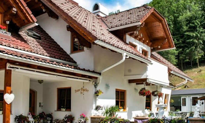 Oberhaus Apartment | Exceptional Apartment Poldi: Lake View & Spa Retreat