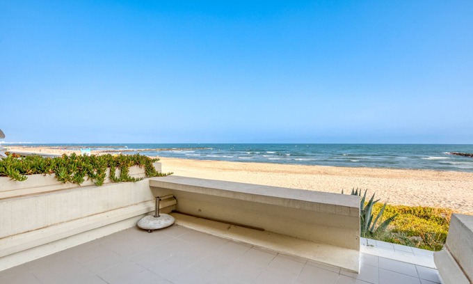 Carnon-Plage Apartment | Seaside Escape: Premier Apartment with Private Terrace & Wi-Fi