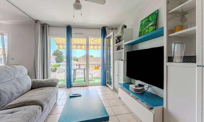 Parentis-en-Born Apartment | Beachside Apartment with Private Terrace and Free Wi-Fi