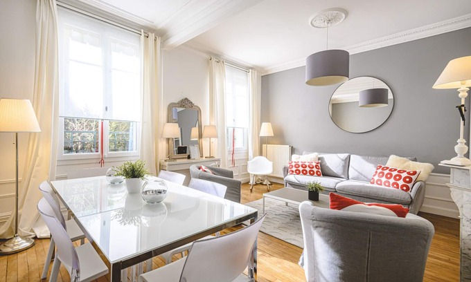Reims City Centre Apartment | APARTMENT , QUIET, LUXE at the FOOT CATHEDRAL REIMS (WIFI,NETFLIX)