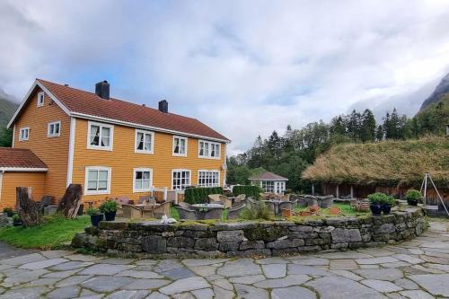 Orsta Apartment | Guest Rated 9.7: Rekkedal Gjestehus in Sæbø with Ocean View