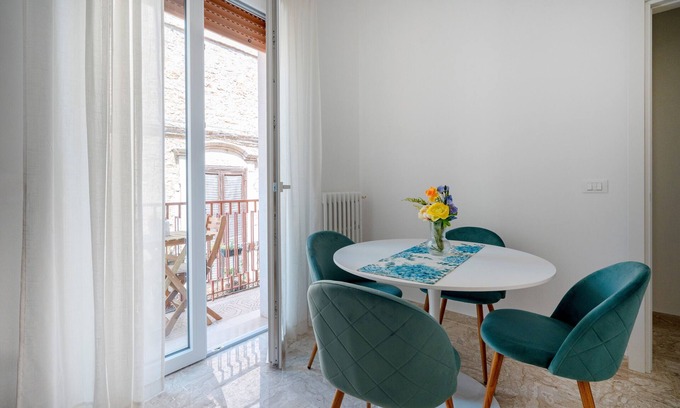 Conversano Apartment | Apartment 'Relaxia' with Balcony, Wi-Fi and Air Conditioning