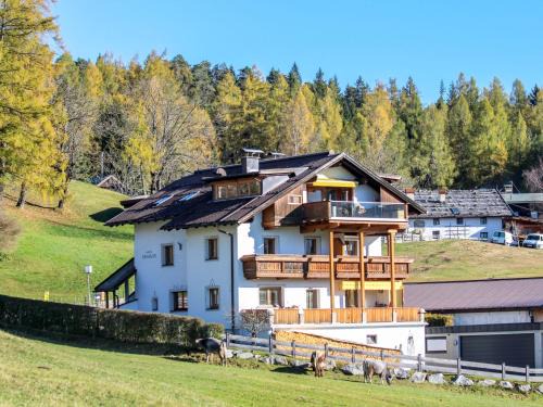 Mosern Apartment | Discover Apartment Renauer: 4-Star Stay with Pet-Friendly Perks