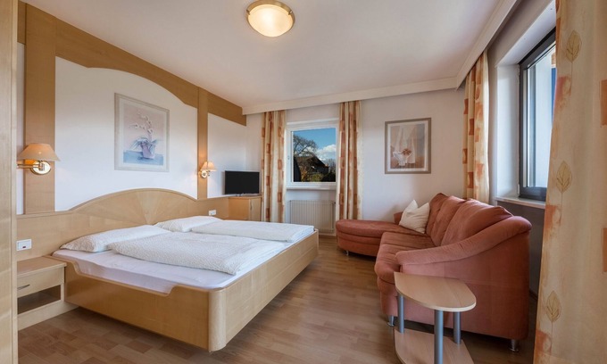 Tesimo Apartment | Relaxing Apartment "Residenz Kronstein - 3" with Garden Views