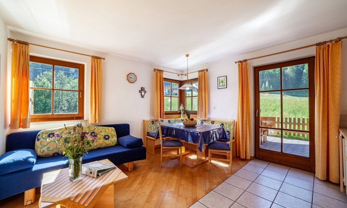 Curon Venosta Apartment | Mountain View Apartment 'Rieglhof Geiernest' with Garden