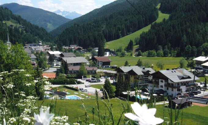 Filzmoos Apartment | Cozy Apartment on Ski Slope with Pool and Ocean View