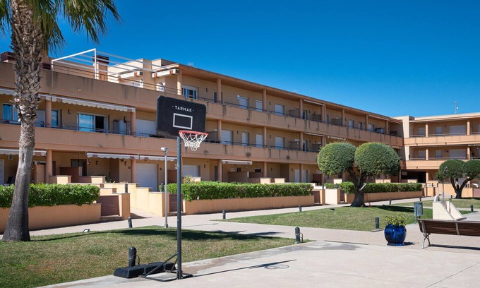 Roda de Bara Apartment | Spacious Apartment Roda de Berà with Pool & Family Amenities