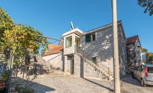 Ljubitovica Apartment | Top-Rated Apartment Roko Trogir-Ljubitovica with Amenities