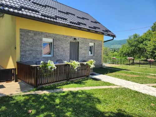 Catrnja House | Family-Friendly Apartment & Room TOMA with High Ratings