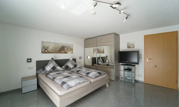 Sipplingen Apartment | Apartment 'Rosengarten' with Private Terrace and Wi-Fi