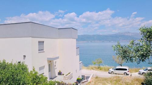 Slatine Apartment | Oceanfront Apartment Rovci 2: Guest Rated 10/10 Experience