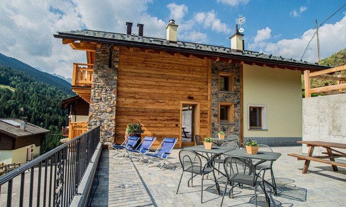 Valdidentro Apartment | Mountain View Apartment with Shared Terrace & Wi-Fi Access