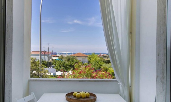 Marina di Pietrasanta Apartment | Oceanfront Retreat: Apartment Sandra with Spa & Breakfast