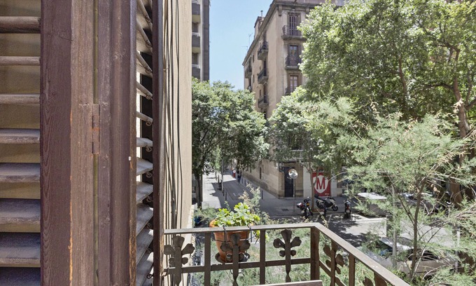 el Camp d'en Grassot i Gracia Nova Apartment | Sunny Apartment 'Sagrada Familia' with Balcony & Wi-Fi