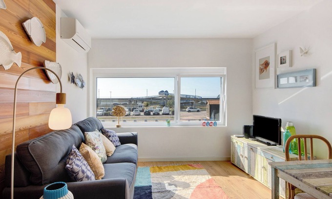 Aveiro Apartment | Modern Apartment 'Salina Ria' with Wi-Fi and Spa Access