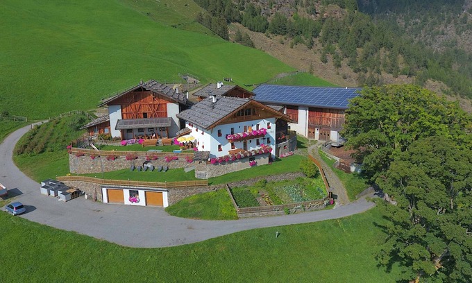 Naturno Apartment | Cozy Apartment 'Schnatzhof Morgensonne' with Mountain Views