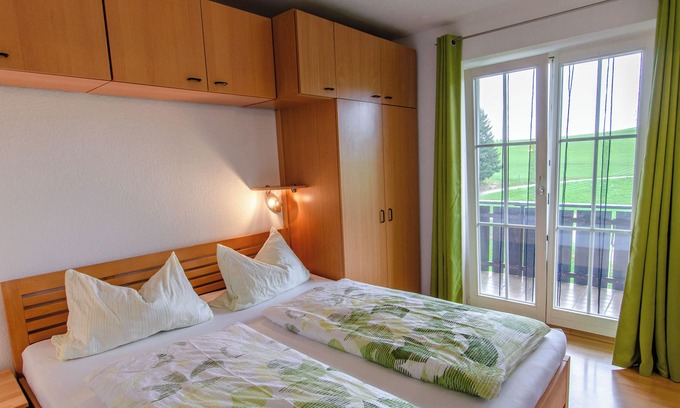 Hofstetten Apartment | Apartment 'Schwalbennest' with Balcony and Wi-Fi