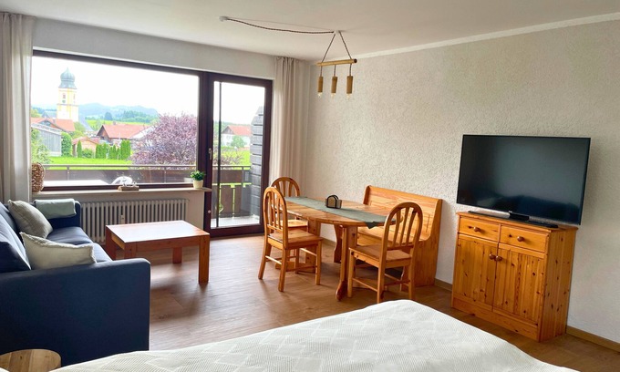 Oy-Mittelberg Apartment | Apartment Seehenswert with pool, table tennis & Königscard for up to 8 people near the lake