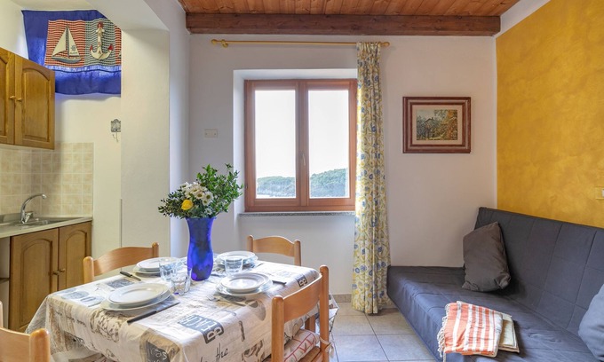 Fetovaia Apartment | Oceanfront Apartment "Simona Vista Mare" with Terrace & Wi-Fi