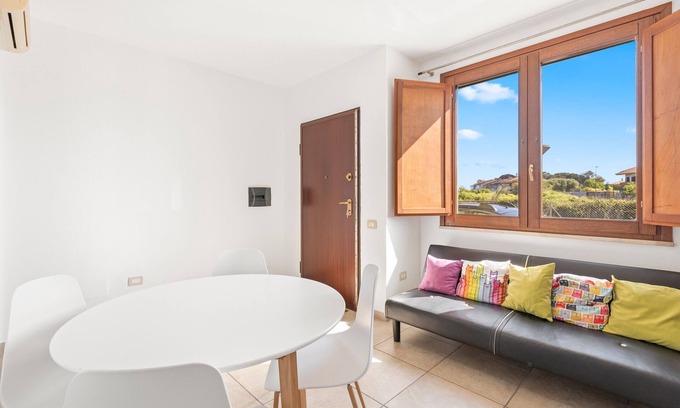 Santa Giusta Apartment | Apartment 'Simonhouse' with Balcony, Wi-Fi and Air Conditioning