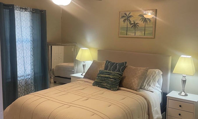 Brent Apartment | apartment~sleep6~22 min 2 Beach~Self check in~BBQ