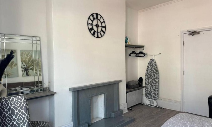 Newport Apartment | Inviting 1-Bed Apartment in Newport - Family Friendly Retreat