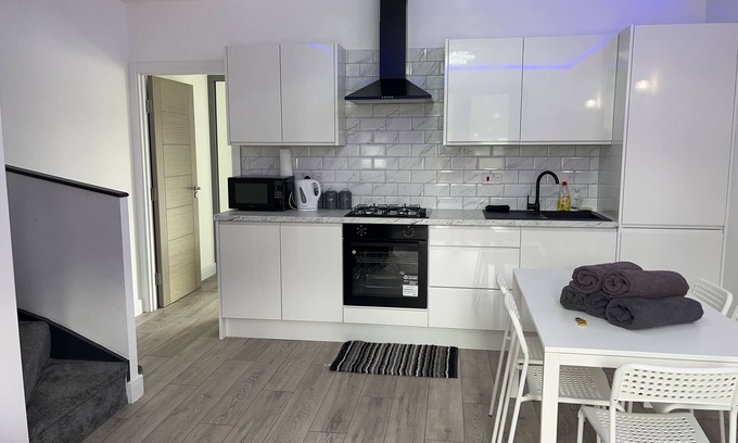 Hendon Apartment | Inviting 3-Bed Apartment in Central London with Kitchen