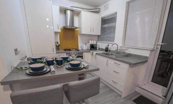 Richmond-upon-Thames Apartment | Apartment-Sleeps4-Parking-Balcony