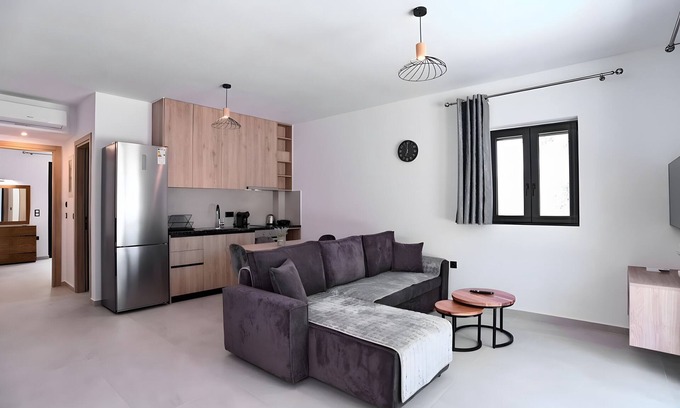 Vlicho Apartment | Apartment 'Sokol Stone House 1' with Mountain View, Wi-Fi and Air Conditioning