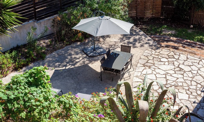 Cassis Apartment | Stunning Oceanfront Apartment with Garden and Air Conditioning