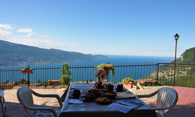 Gardola Apartment | Stella del Garda 2: Scenic Lake View with Terrace & Wi-Fi