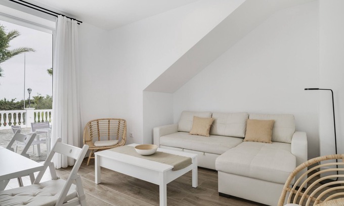 Brena y Marismas de Barbate Natural Park Apartment | Apartment 'Suite 4 In Natural Park' with Shared Pool, Wi-Fi and Air Conditioning