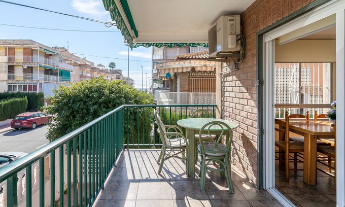 Santa Pola Apartment | Charming Apartment 'Sunflower Salamanca' with Balcony & Wi-Fi